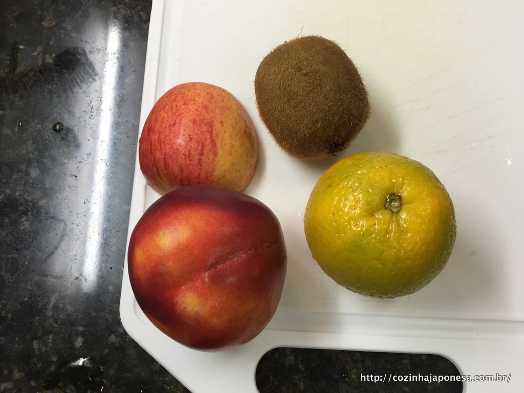 Pêssego, maçã, kiwi e laranja