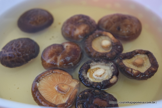 Dashi vegetariano: shiitake de molho