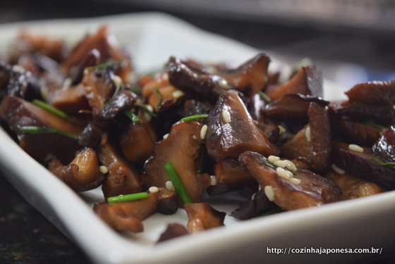 Shiitake no Batayaki (cogumelo shiitake refogado na manteiga)