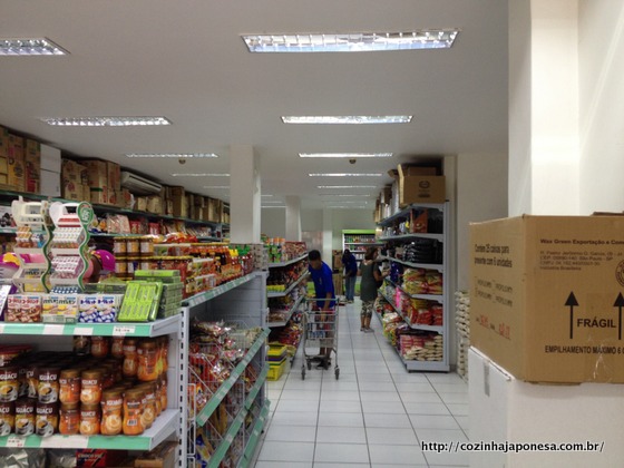 Mercearia Jinlong: corredor à direita de quem entra na loja