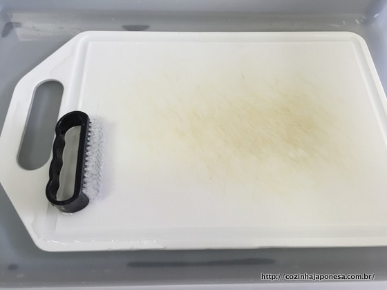 A escova que uso para esfregar a tábua de cozinha de plástico