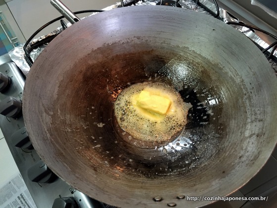 Derretendo a manteiga para o batayaki