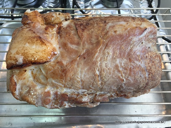 Lombo de porco com mostarda japonesa, dourando a parte externa