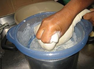 Como fazer tofu - foto 6: como espremer o leite de soja