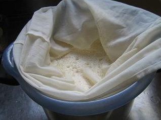 Como fazer tofu - foto 5: como espremer o leite de soja