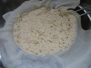 Como fazer tofu - foto 10: despejar o leite coagulado no coador