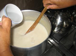 Como fazer tofu - foto 9: misturar o sal amargo dissolvido no leite