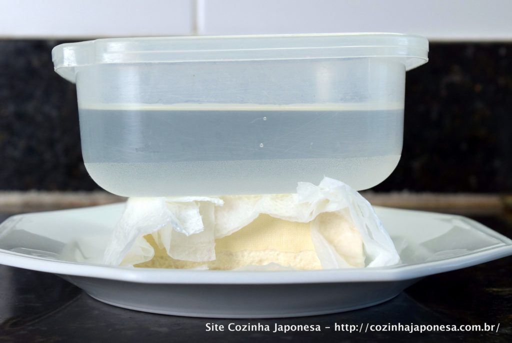 Como secar o tofu com papel toalha