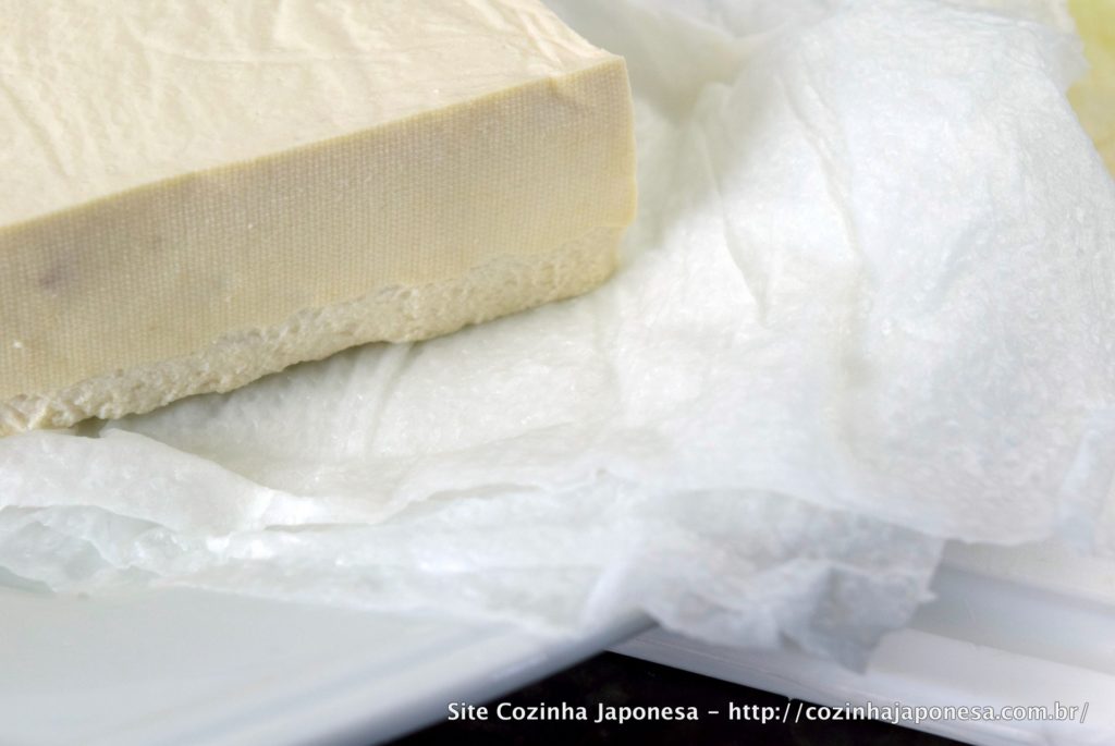 Tofu seco - detalhe da absorção de líquido pelo papel toalha