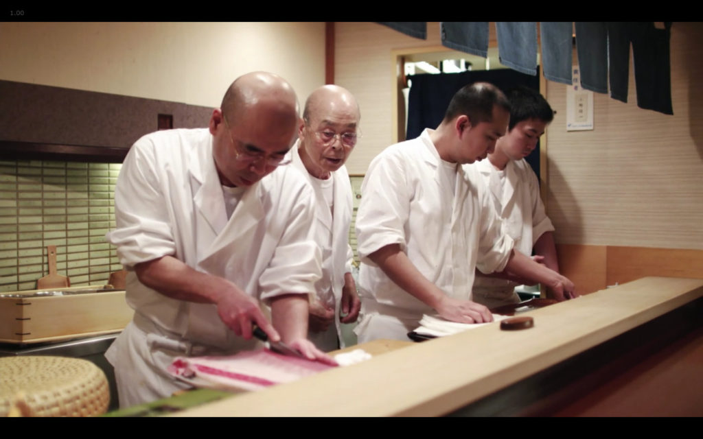 Cena de Jiro Dreams of Sushi: chef Jiro Ono supervisiona o trabalho