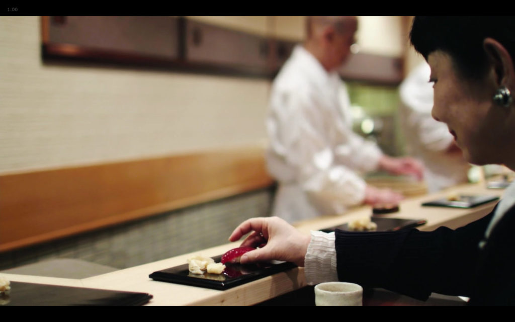 Cena de Jiro Dreams of Sushi: pegar sushi com as mãos