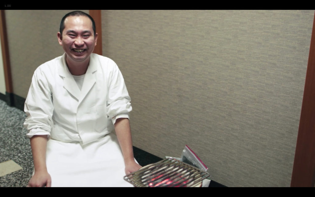 Cena de Jiro Dreams of Sushi: Daisuke Nakazawa, cozinheiro auxiliar de Jiro Ono à época