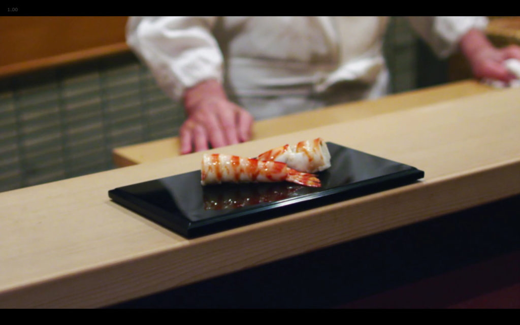 Cena de Jiro Dreams of Sushi: preparo do sushi de camarão, modificado por inovação incremental de Jiro Ono