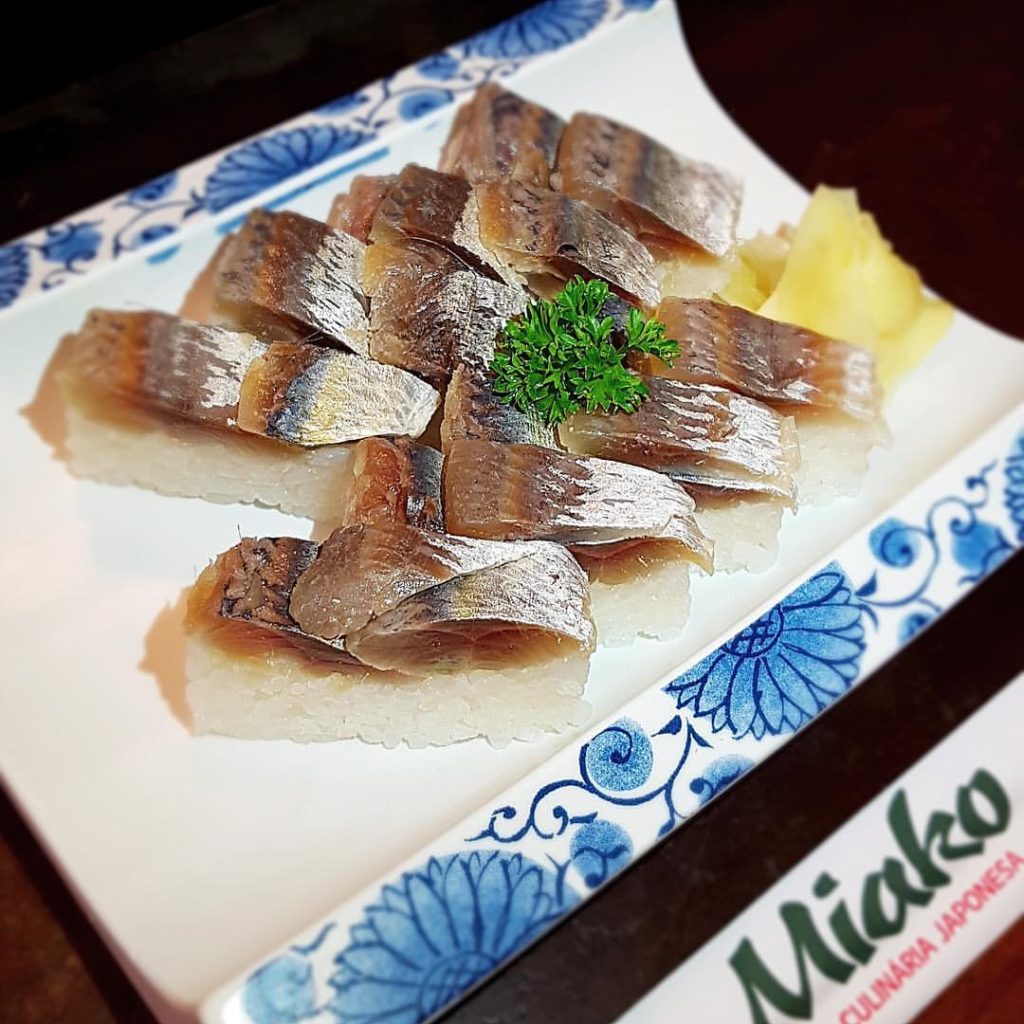 Sardinha curtida e prensada em arroz de sushi - Restaurante Miako