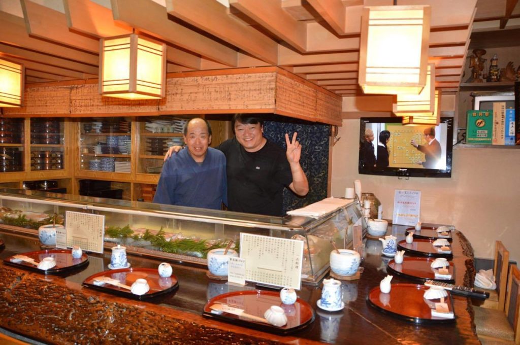 Sany e seu mestre Jyuubei-san no restaurante Jyuubei Sushi (Hachioji, Tokyo)