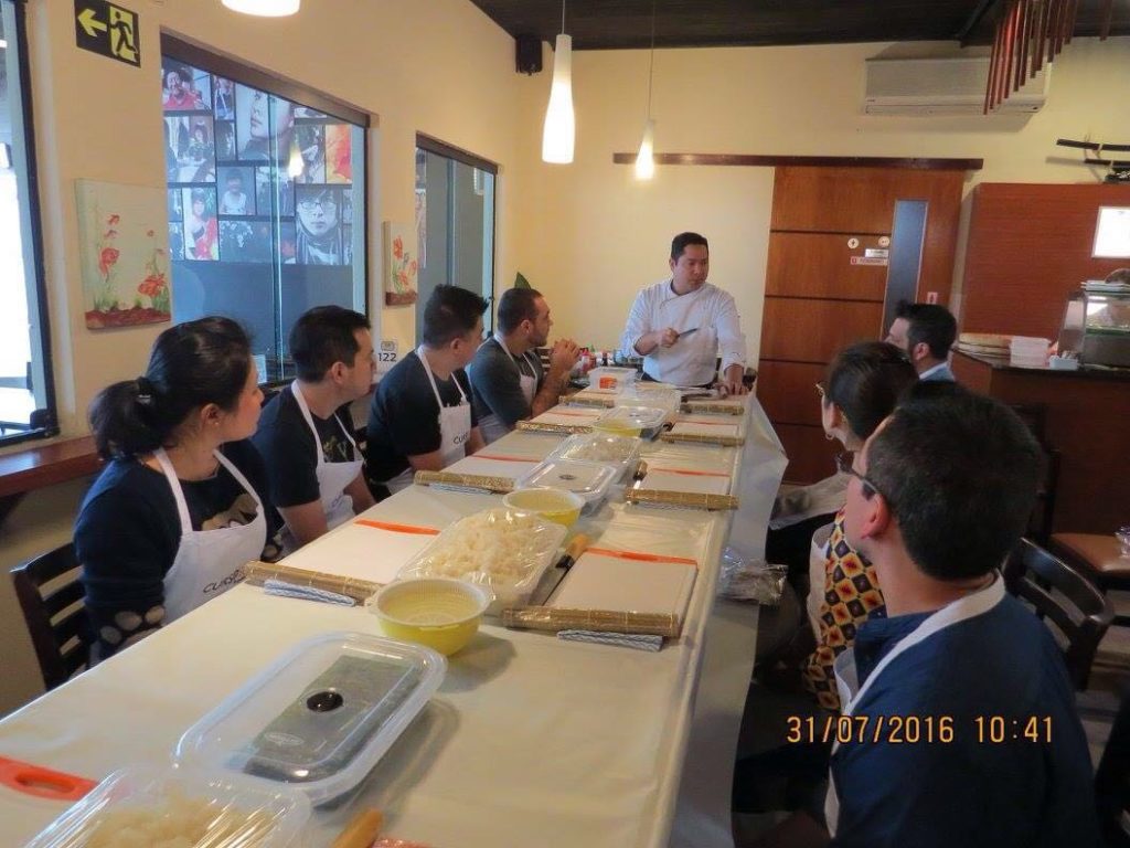Professor Hiro Ozono e turma do curso de sushi