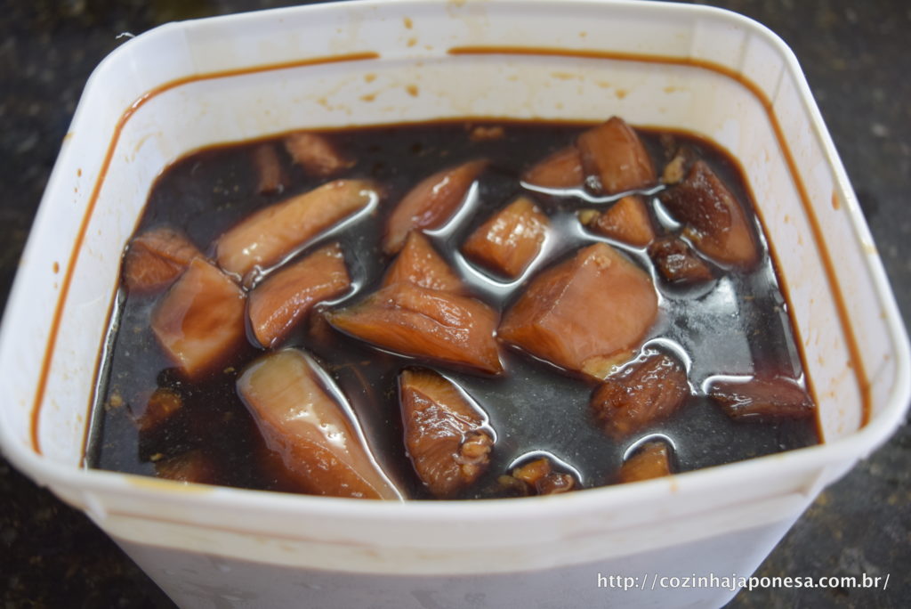 Frango em cubos para yakitori marinando