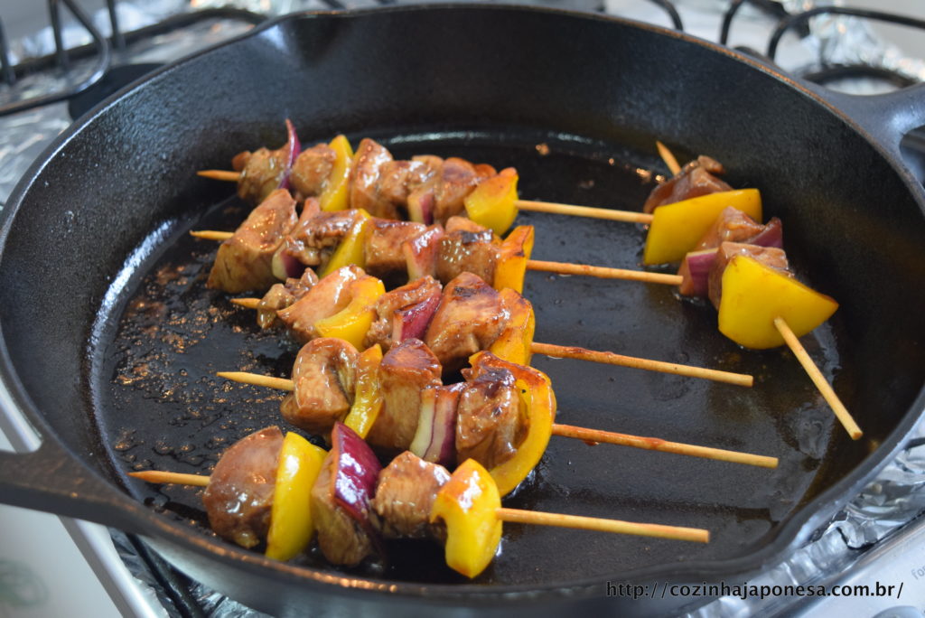 Yakitori (espetinhos de frango ao estilo japonês)