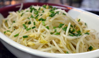 Salada de Broto de Feijão (Moyashi no Aemono)
