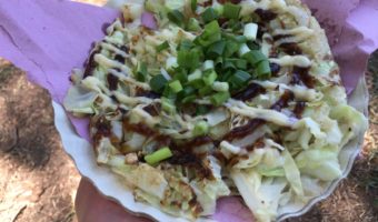 Okonomiyaki (conhecido como pizza ou panqueca japonesa)