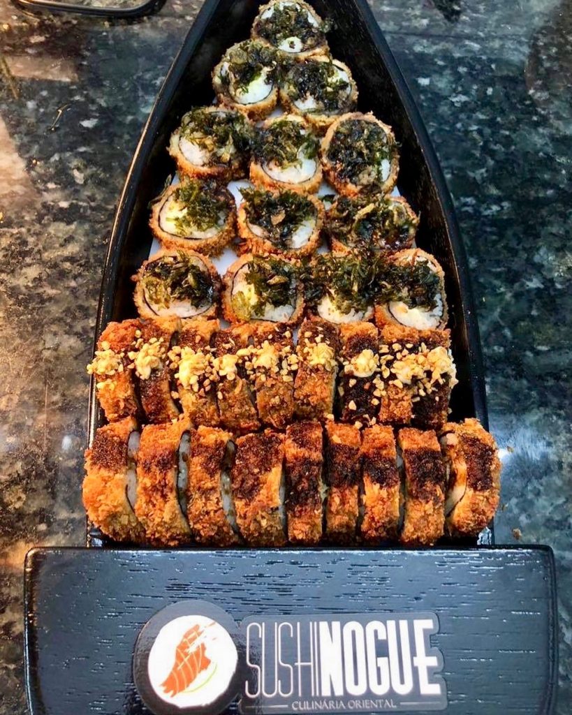 Barca com hot roll do Sushi Nogue