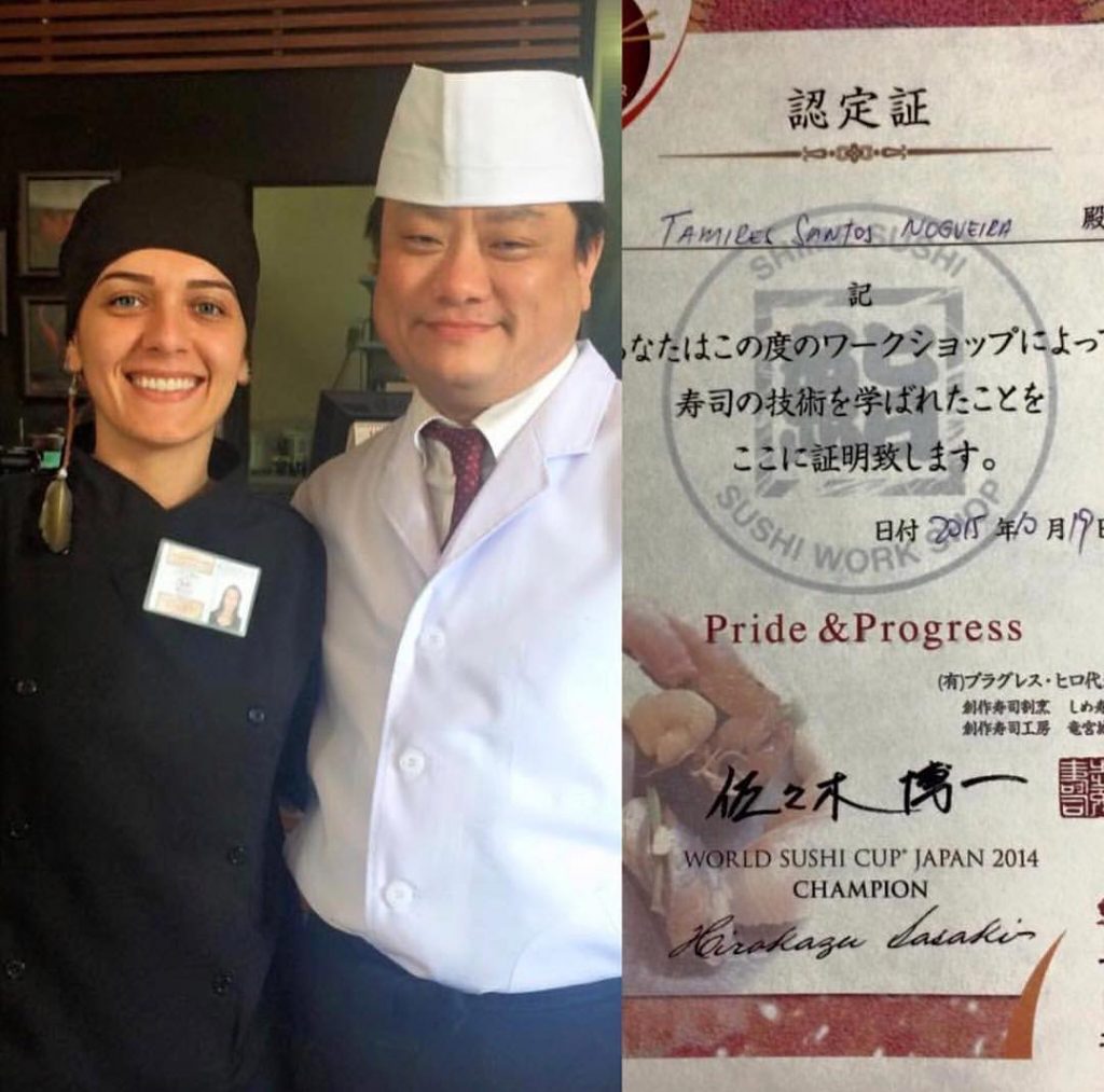 Tamires em treinamento com o campeão da Copa do Mundo de Sushi de 2014, Hirokazu Sasaki e seu certificado