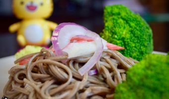 Salada de Soba com Kanikama
