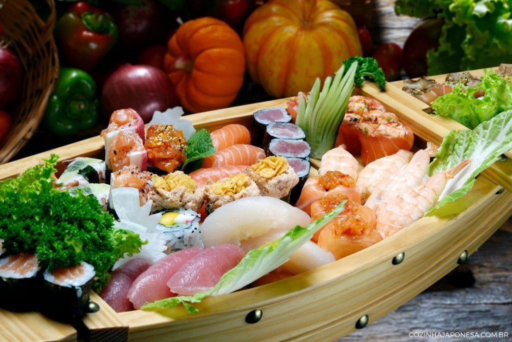 Outro exemplo de barca de comida japonesa com sushi e sashimi